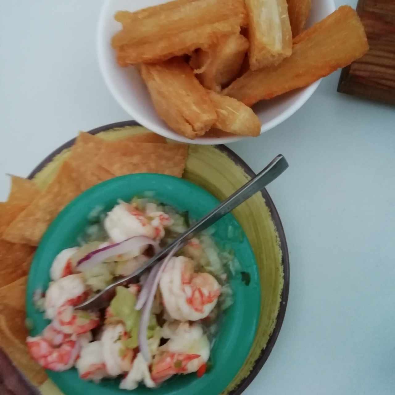  Ceviche de camarón y yuca frita