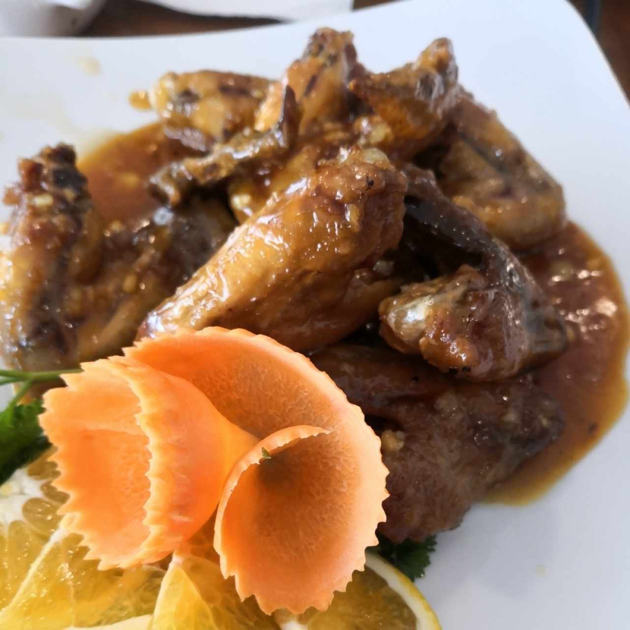 Alitas en sala de maracuyá