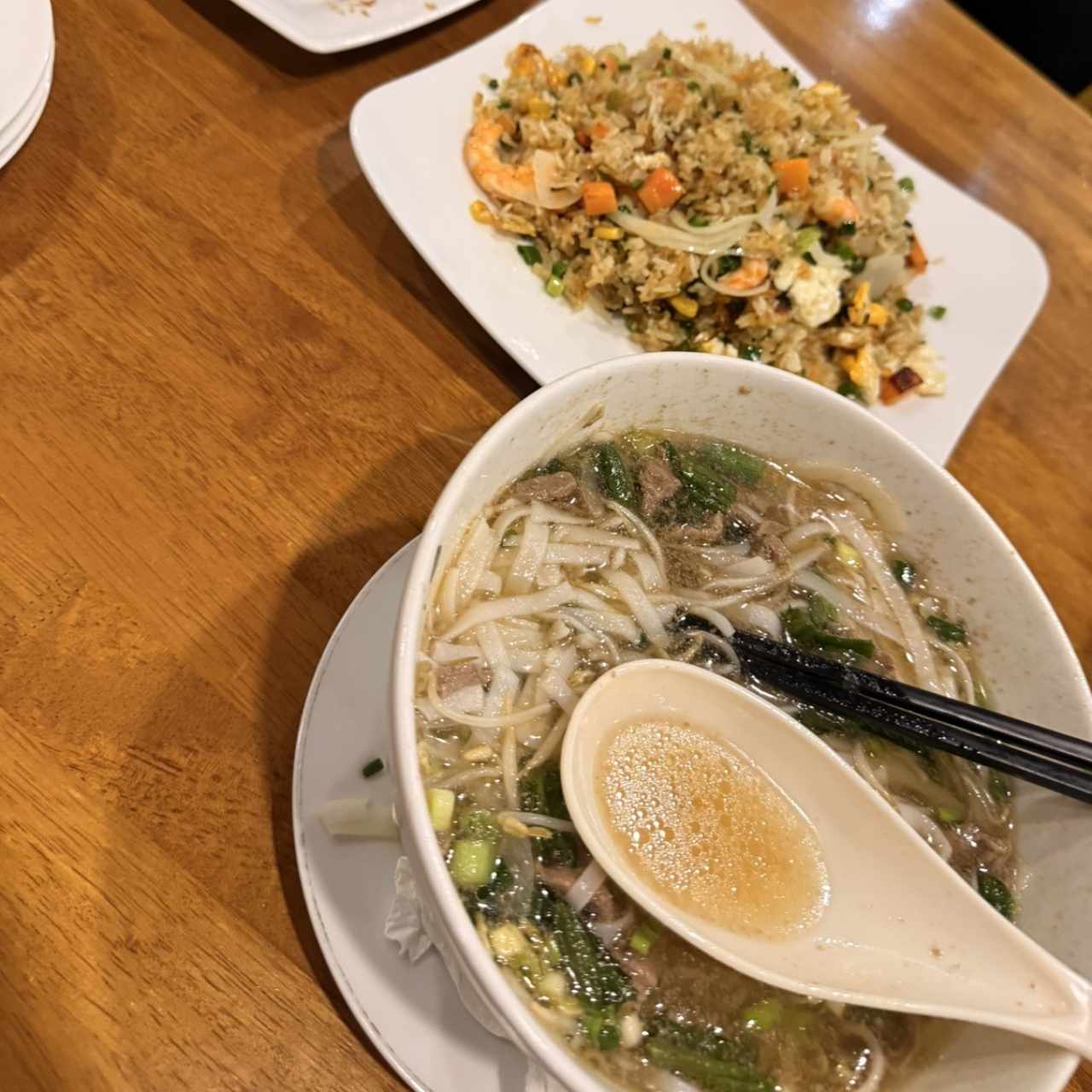 Pho vietnam de carne salteada y arroz frito 
