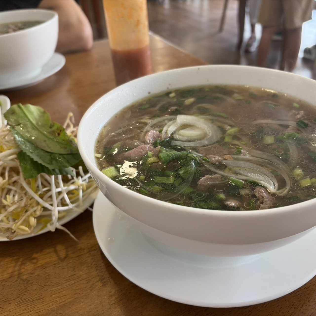 Pho com carne casi cruda 