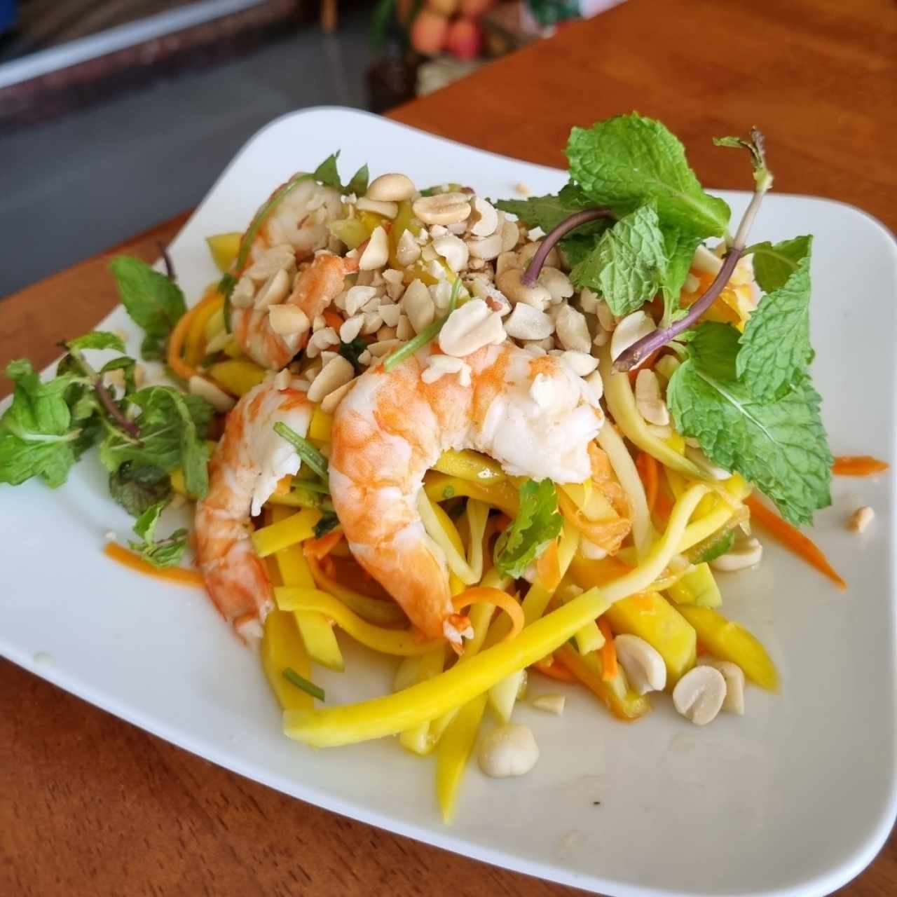 Ensalada de camarones, maní y mango
