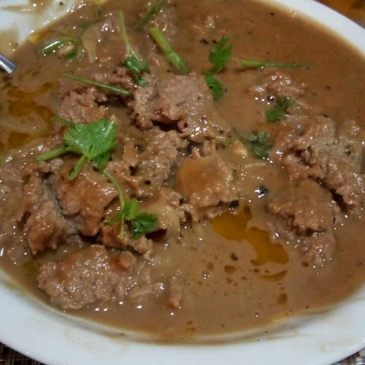 Carne en salsa de pimienta y maní