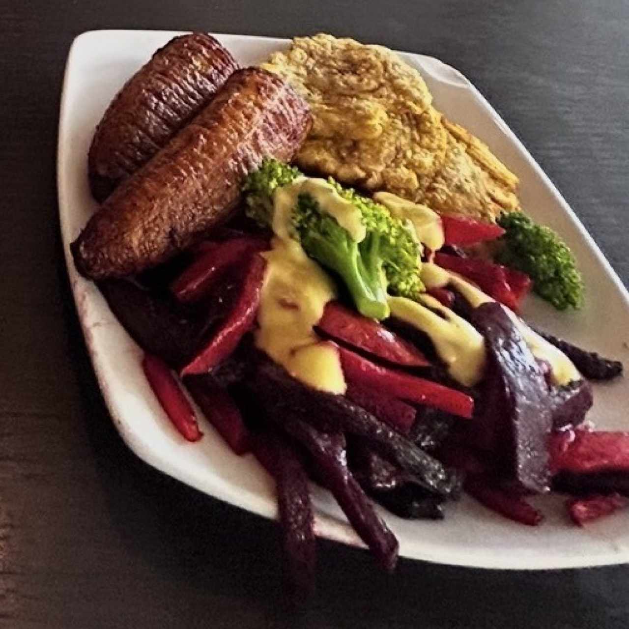Ensala de vejetales, platano en tentación y patacones.