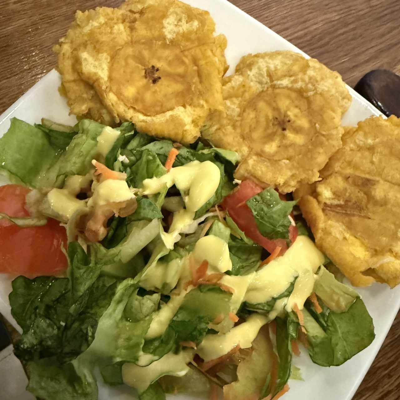 Patacones y ensalada verde