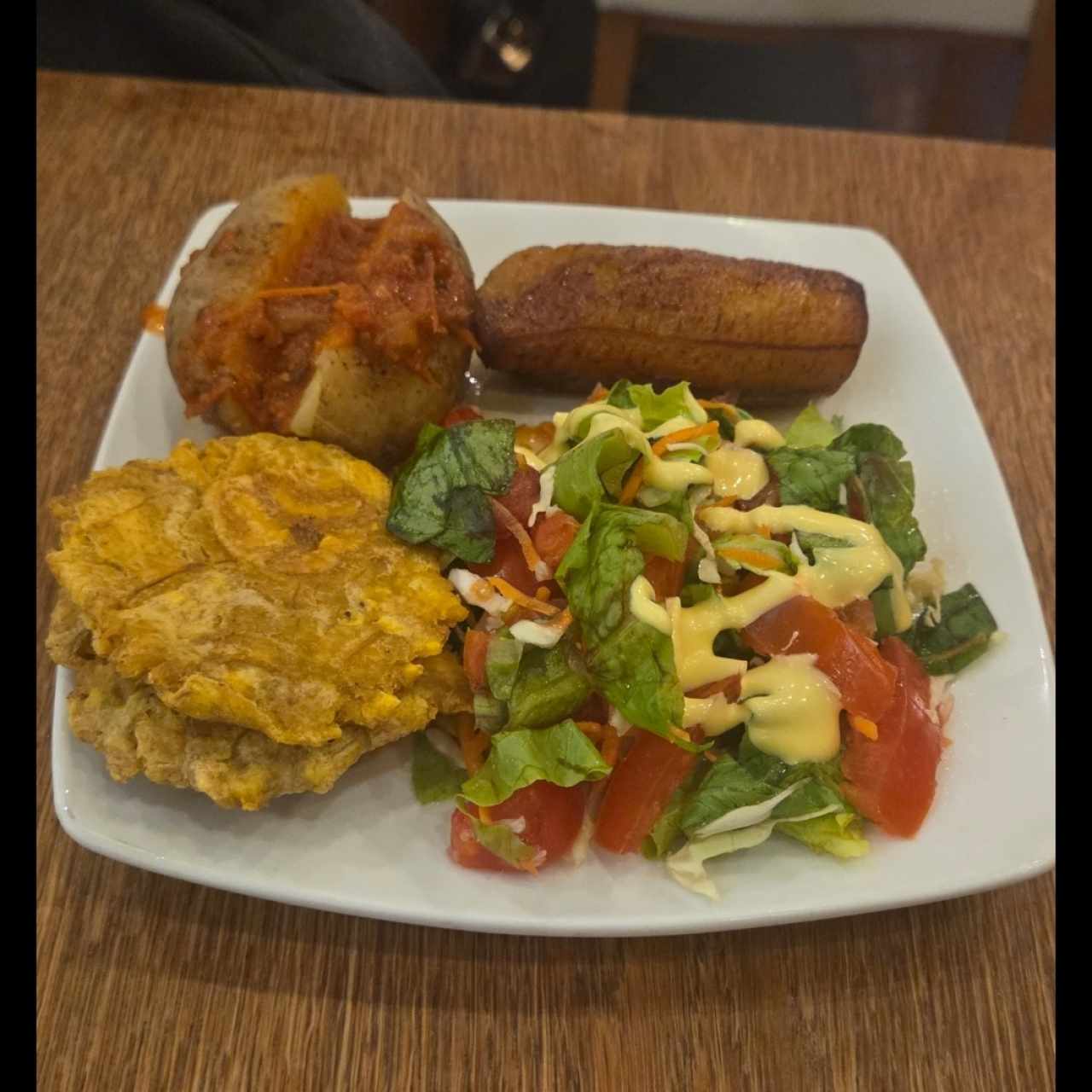 GUARNICION (Ensalada, papa, plátano maduro y arepa)