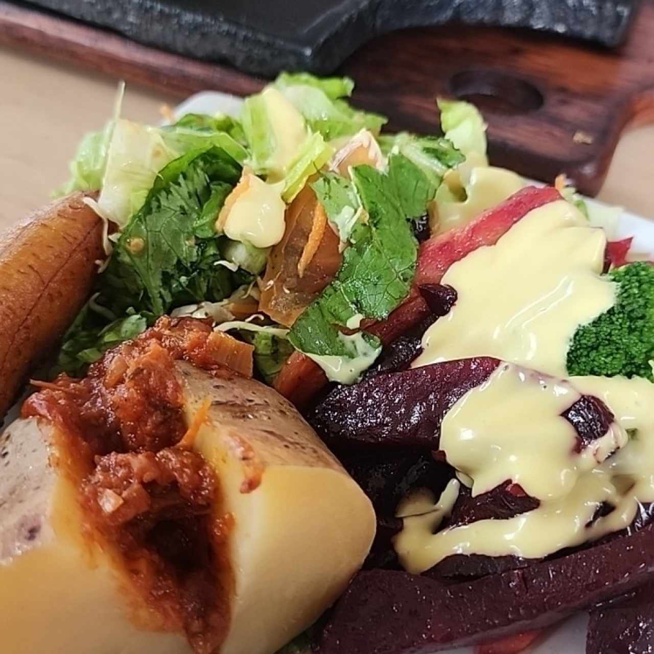 GUARNICION (Ensalada, papa, plátano maduro y arepa)