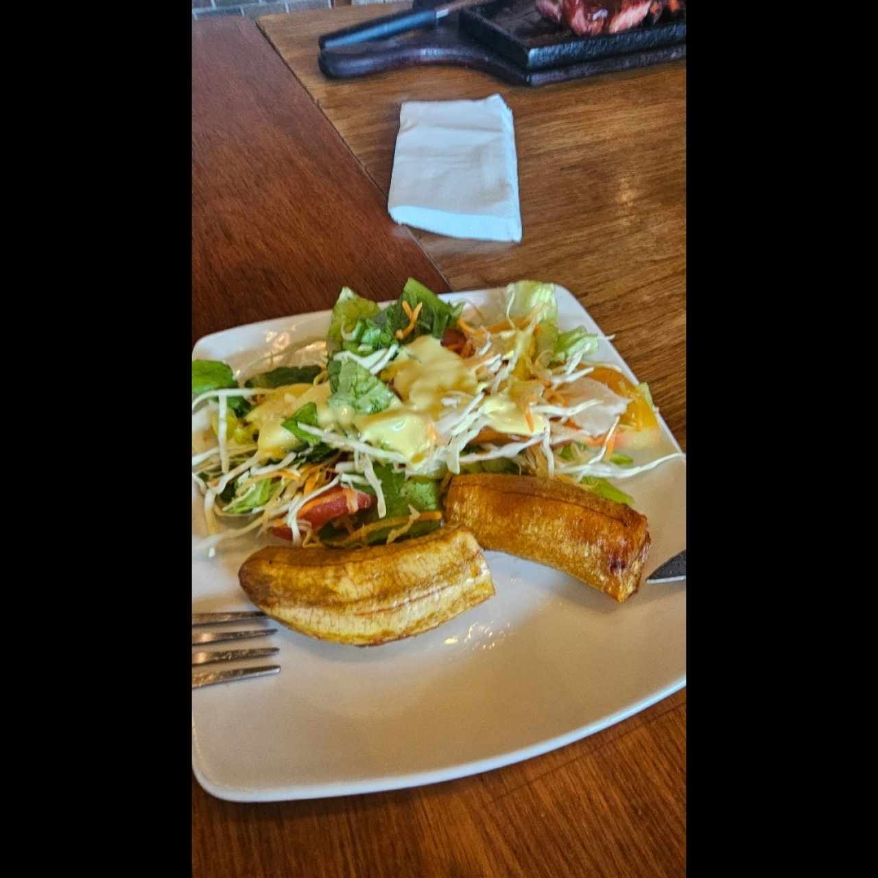 GUARNICION (Ensalada, papa, plátano maduro y arepa)