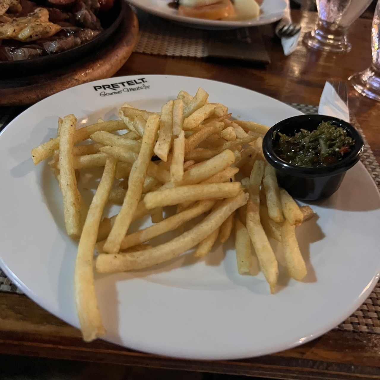 ARROZ PILAF , PAPAS FRITAS, PAPAS WEDGE , PURÉ RUSTICO,YUQUITAS,AROS DE CEBOLLA, VEGETALES AL VAPOR , MAC Y CHEESE.