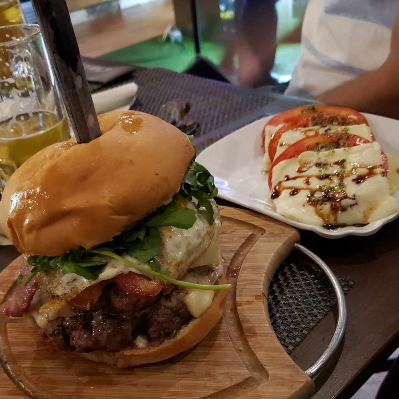 Tito's Rex (La hamburguesa más grande)