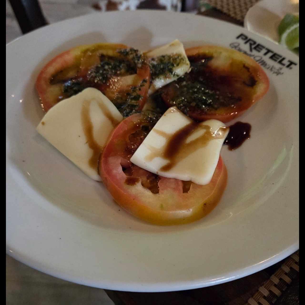 ACOMPAÑAMIENTOS / ENSALADAS - ENSALADA CAPRESSA