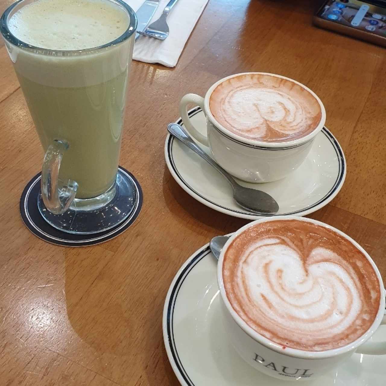 te de matcha y café capuchino red velbet