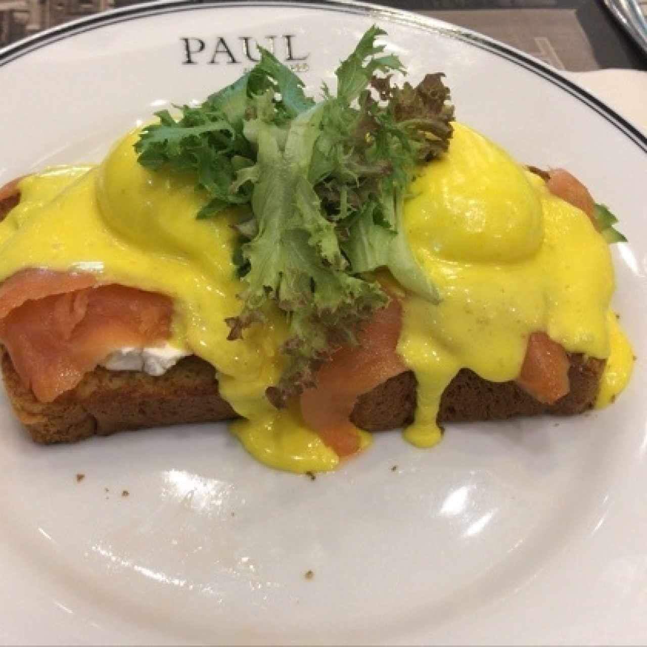 Tostada con salmón ahumado, aguacate y huevos benedictinos