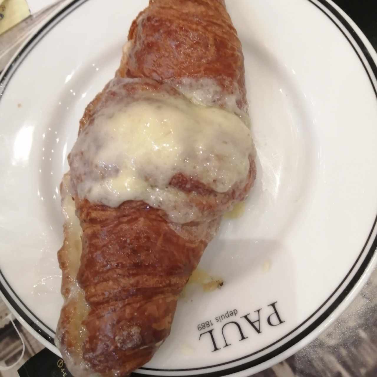 Croissant de queso suizo y salsa bechamel
