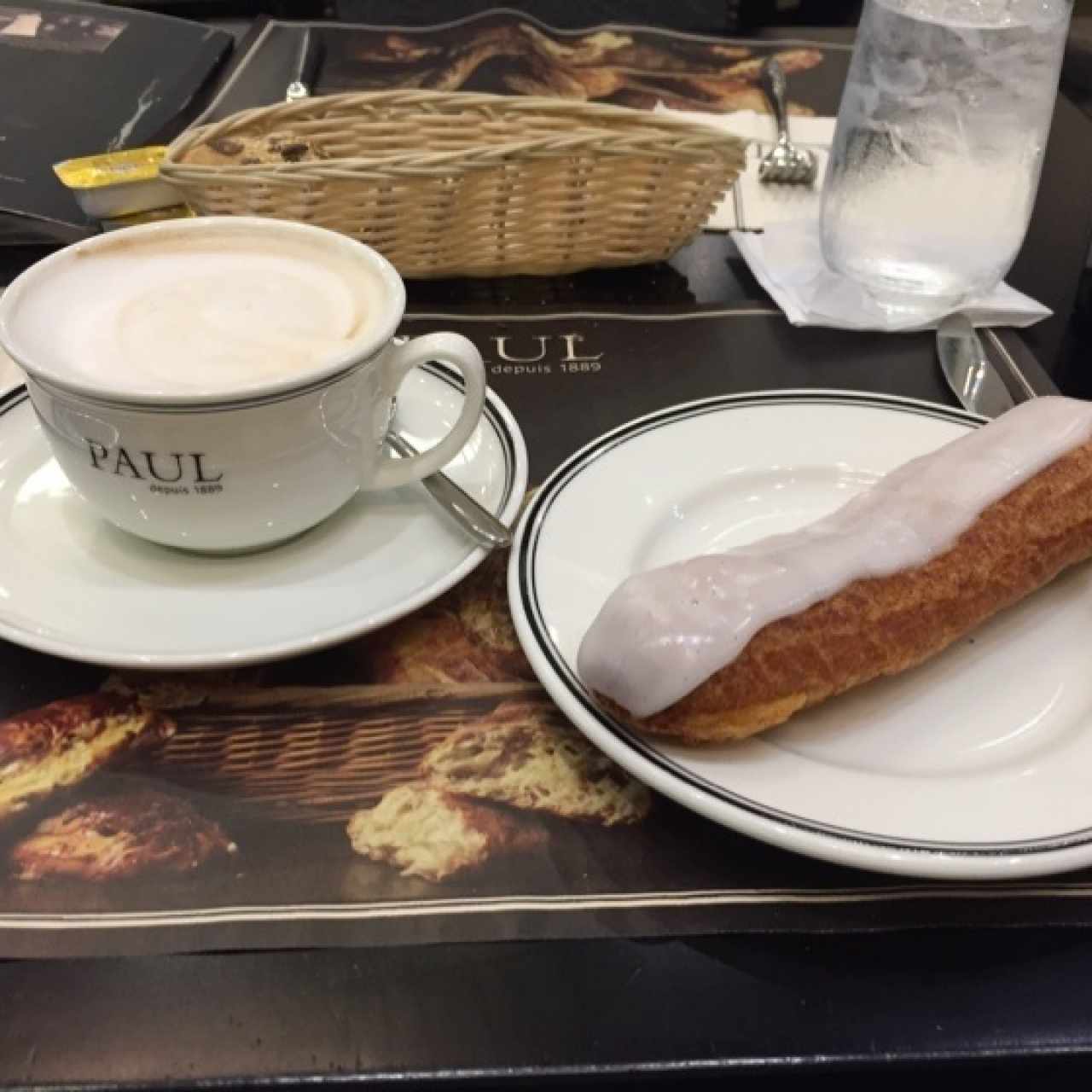 eclair de vainilla y capuccino