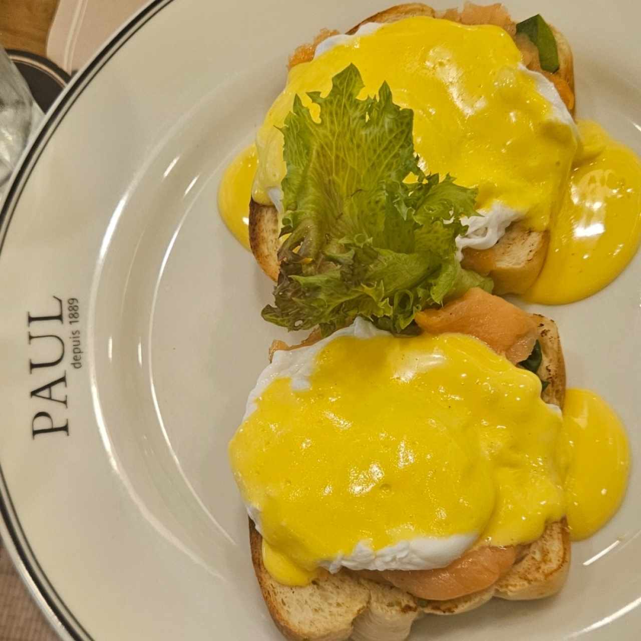 Oeufs Bénédictine au Saumon Fumé
