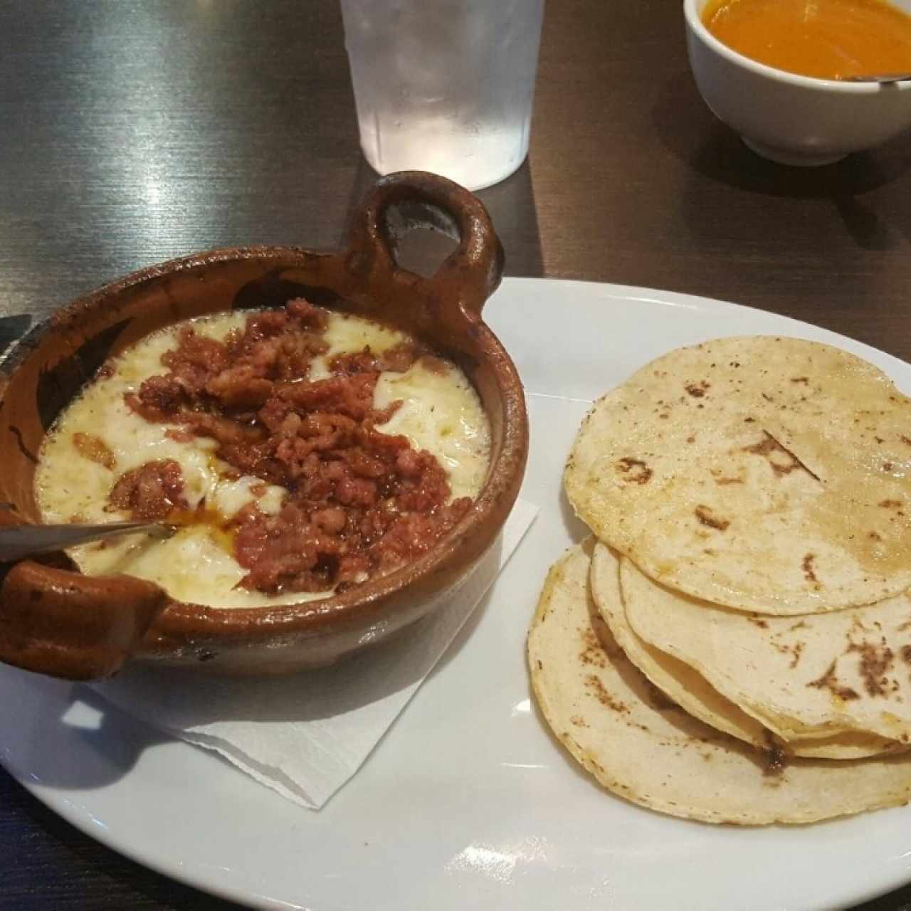 Chorizo con queso fundido