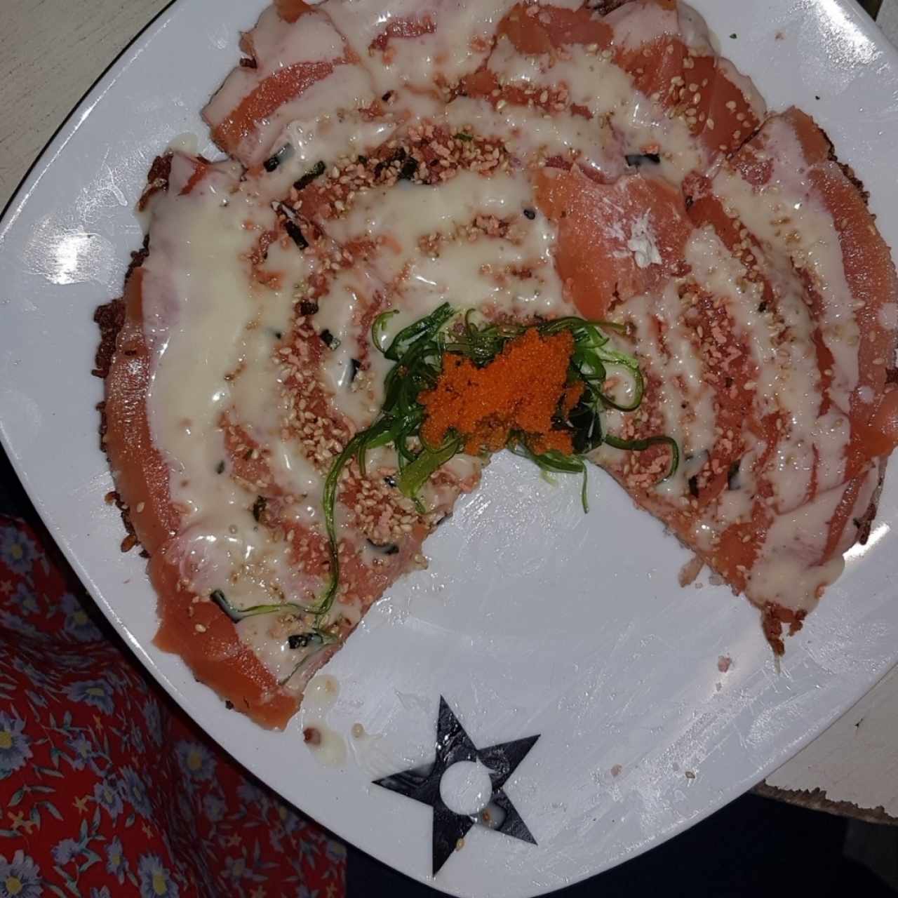 Sushi pizza de salmón