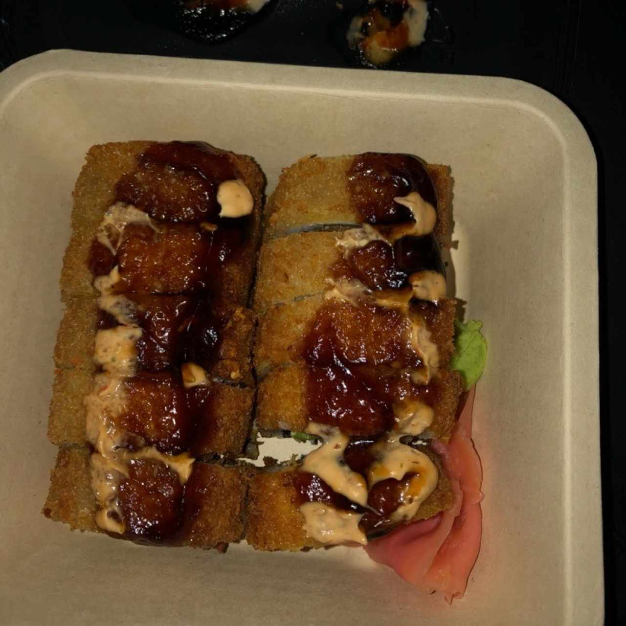Zensation rolls (salmon crocante bañado en salsa dulce y chipotle)
