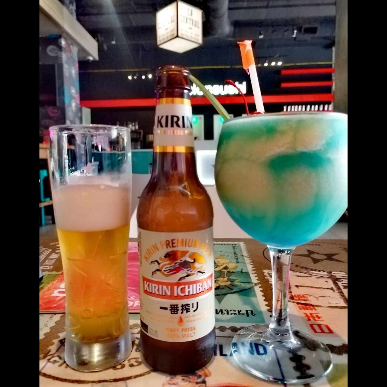 Rico coctel y una fría Kirim.