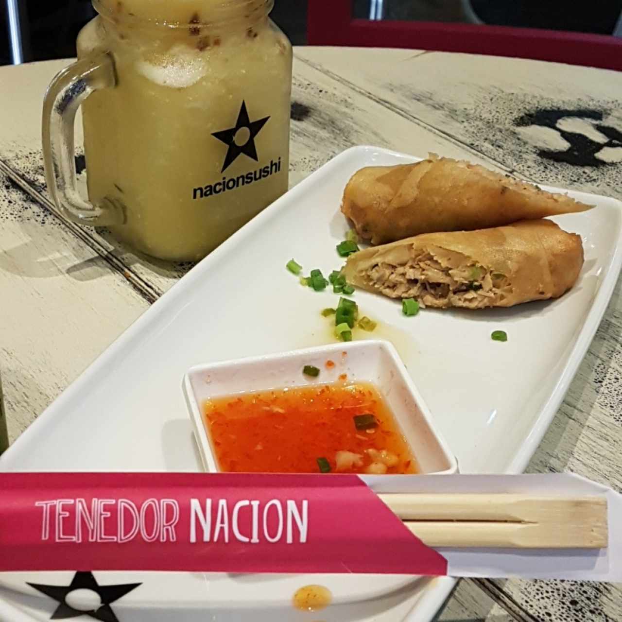 Rollitos de pollo - limonada de piña y coco