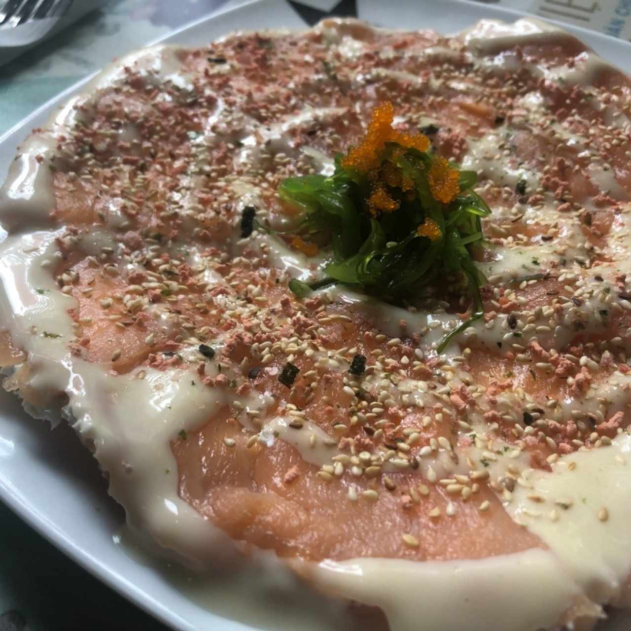 Sushi pizza de salmón