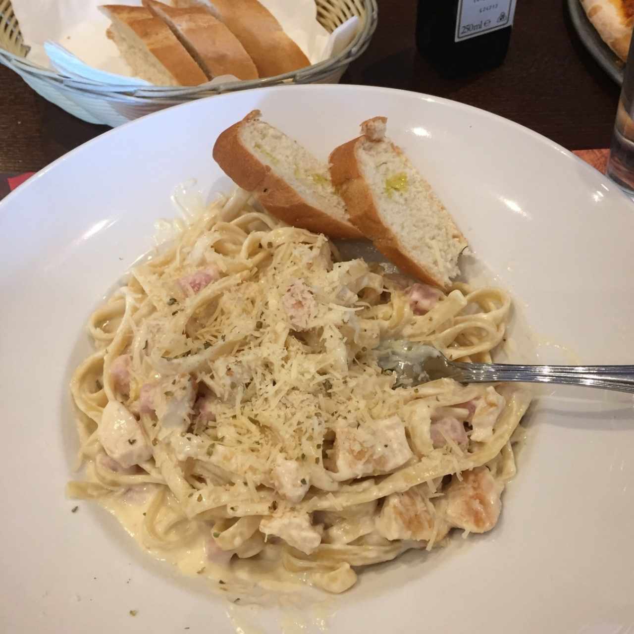 Fettuccini Alfredo con Pollo