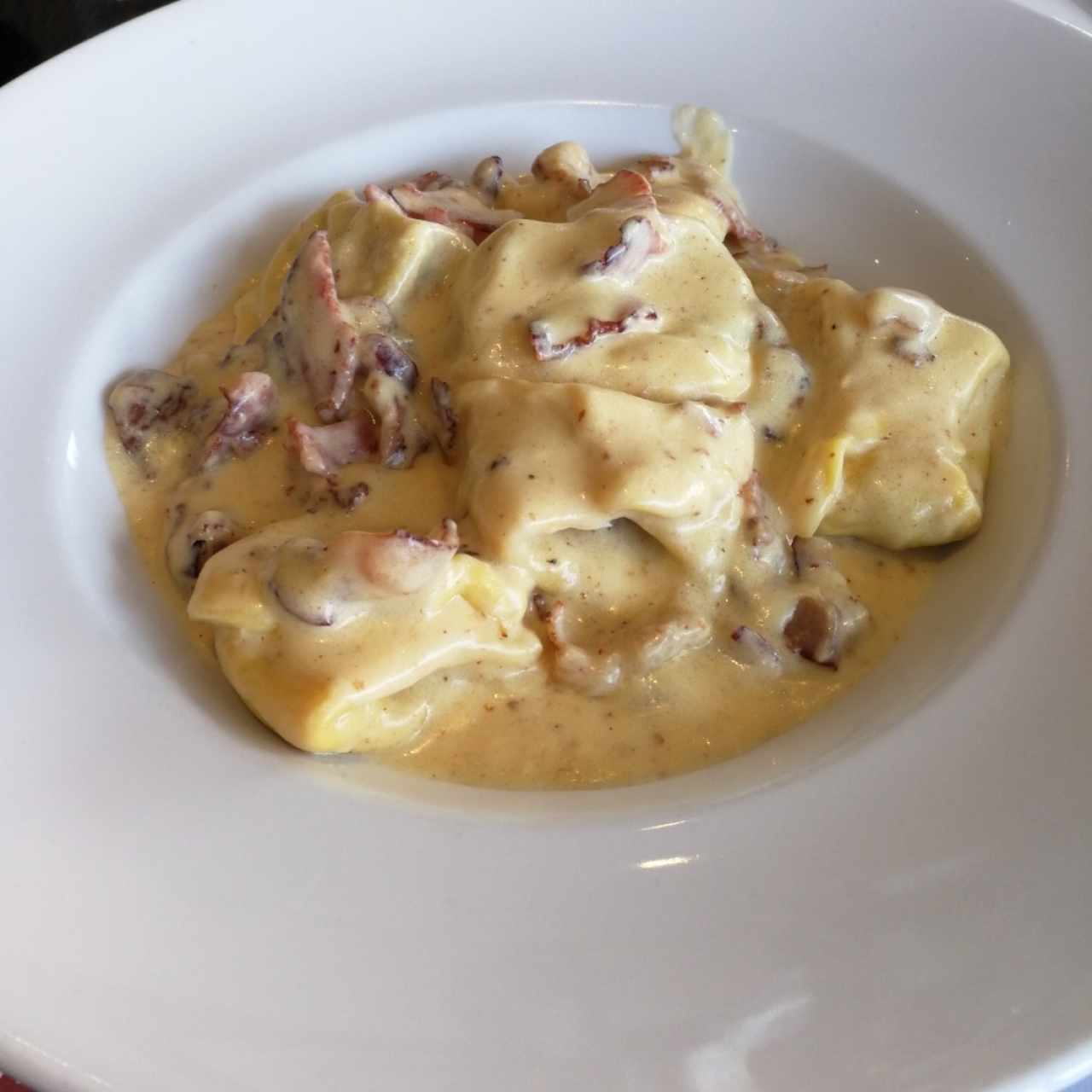 Ravioli de carne en salsa carbonara