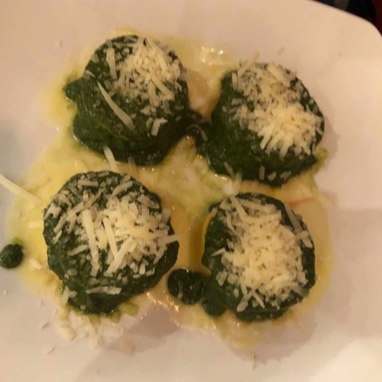 rollo relleno mozarella y jamon al pesto