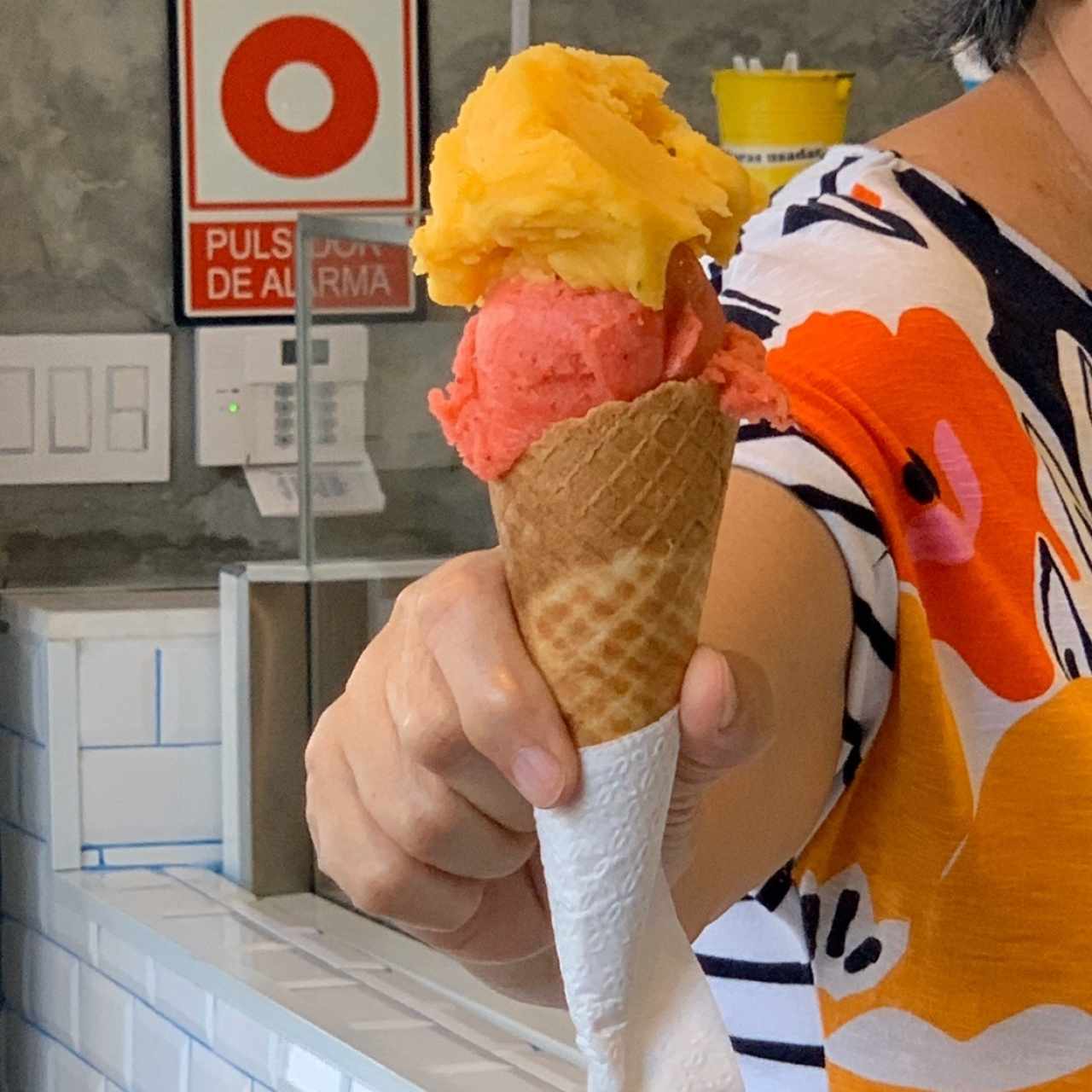 Cono con Helados Maracuyá y Fresa