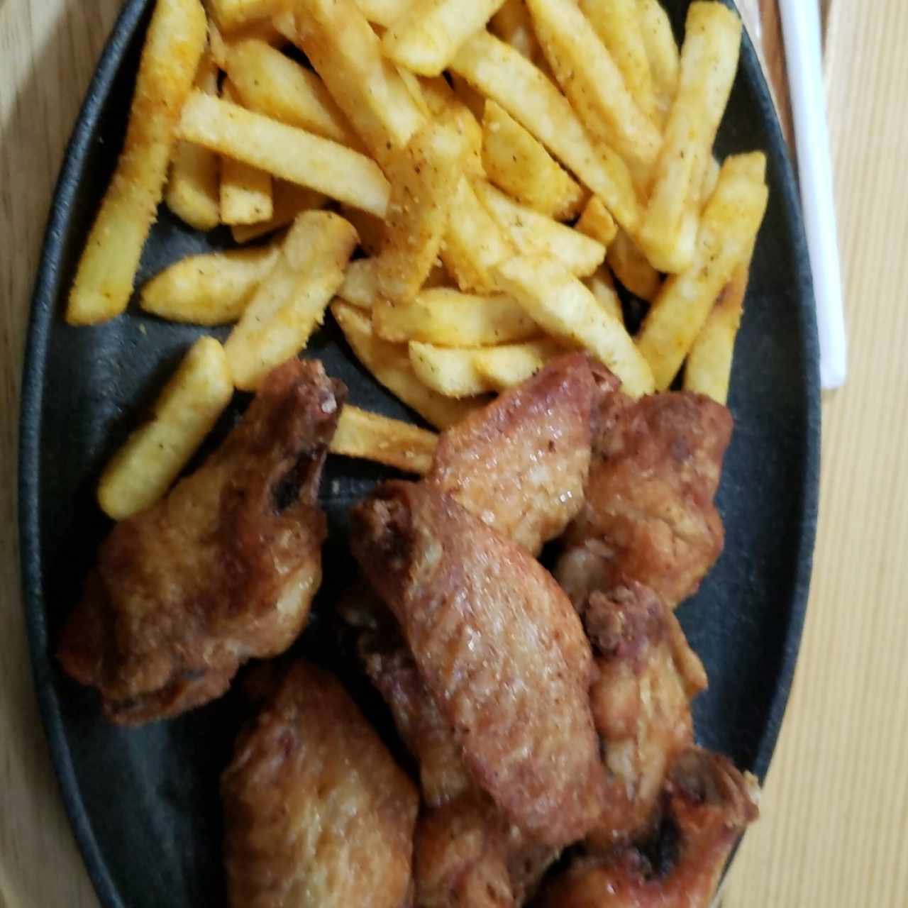 alitas con papas 