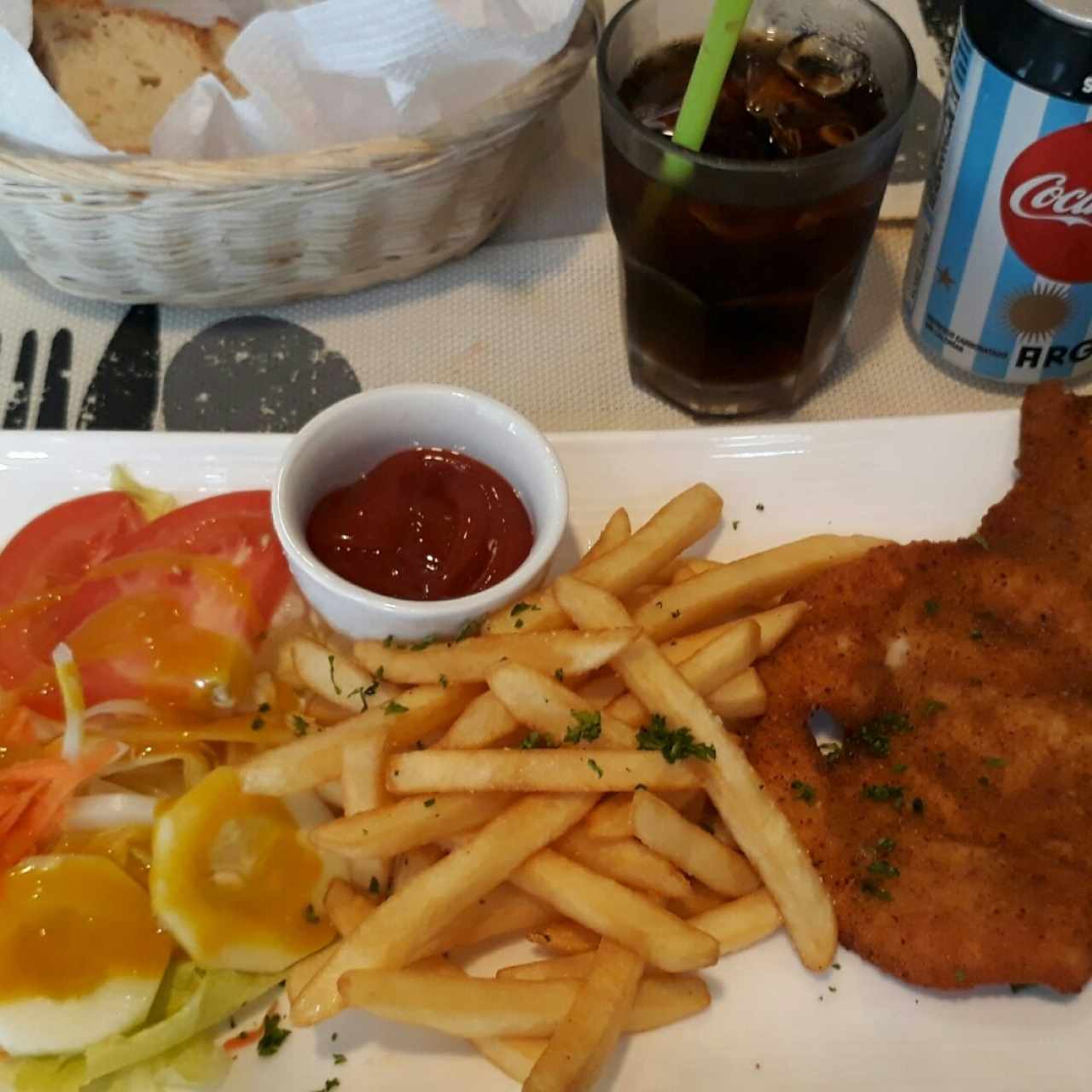 milanesa de pollo con papas fritas y ensalada