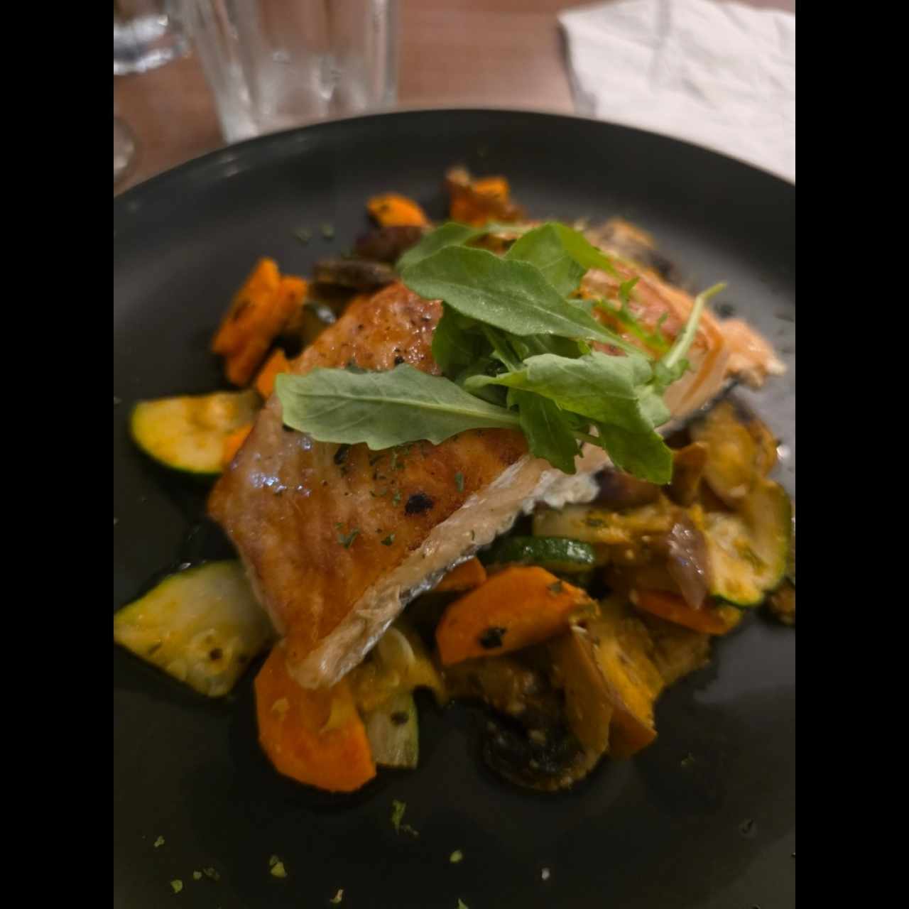salmón con vegetales salteados