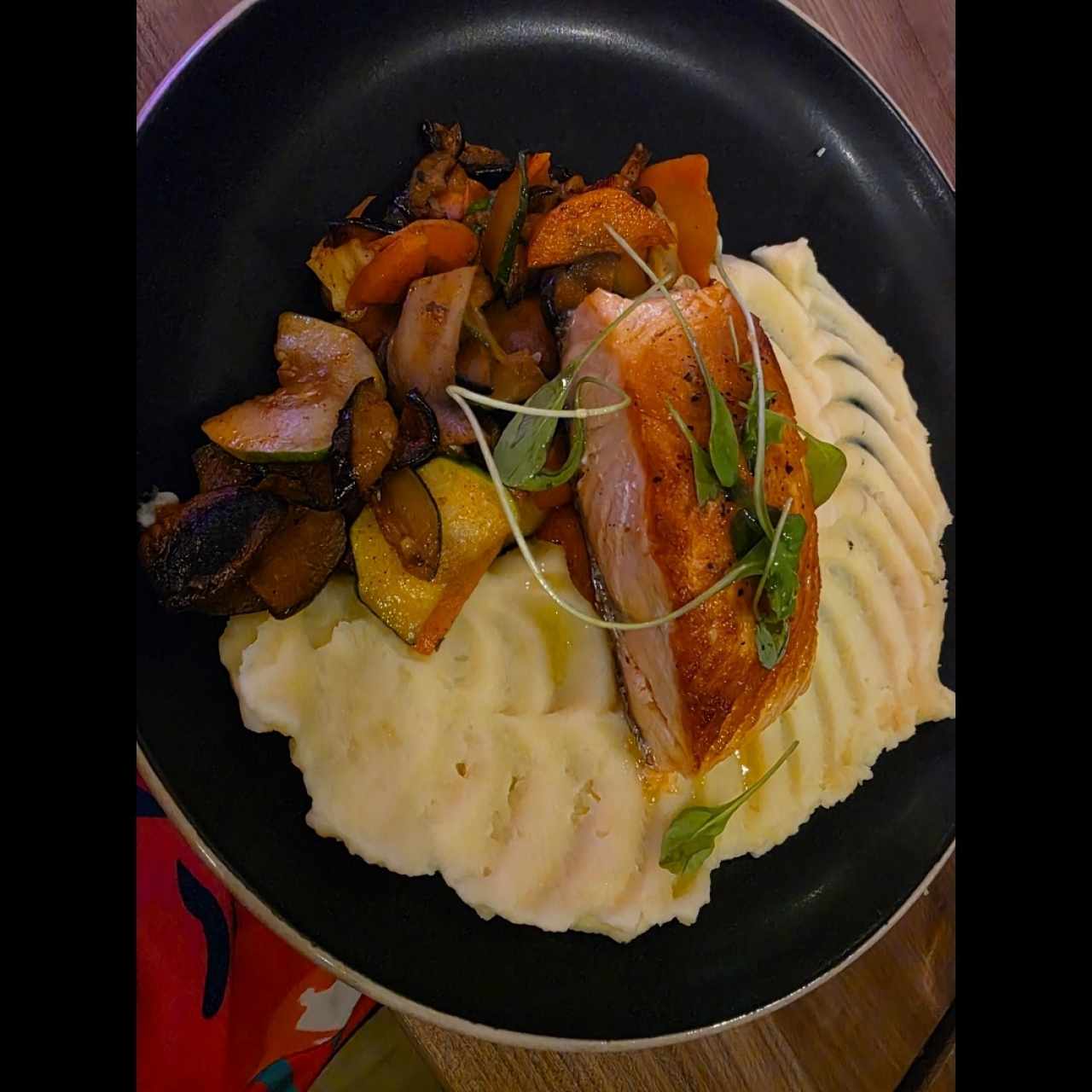 salmón con puré y vegetales salteados