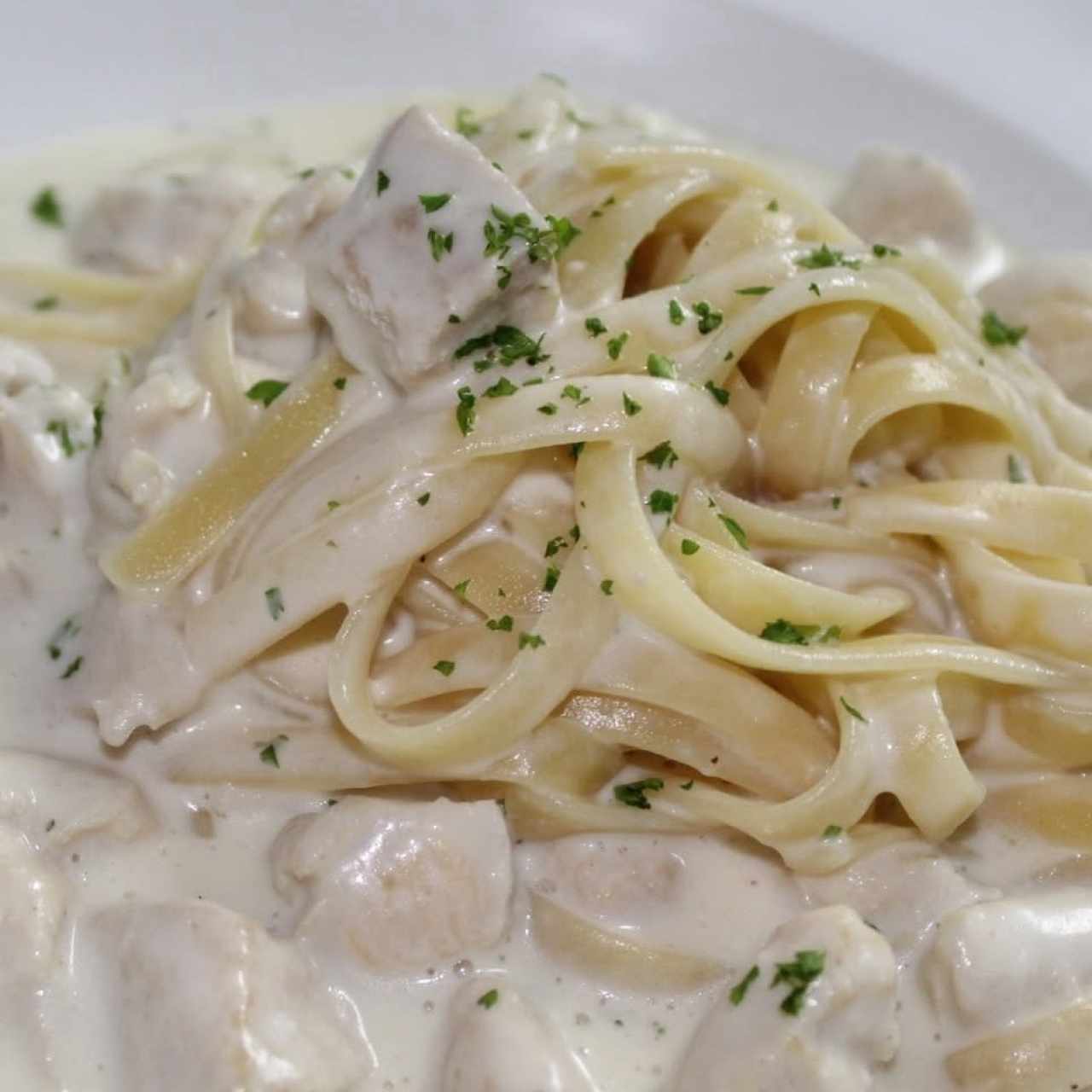 Pasta alfredo con pollo