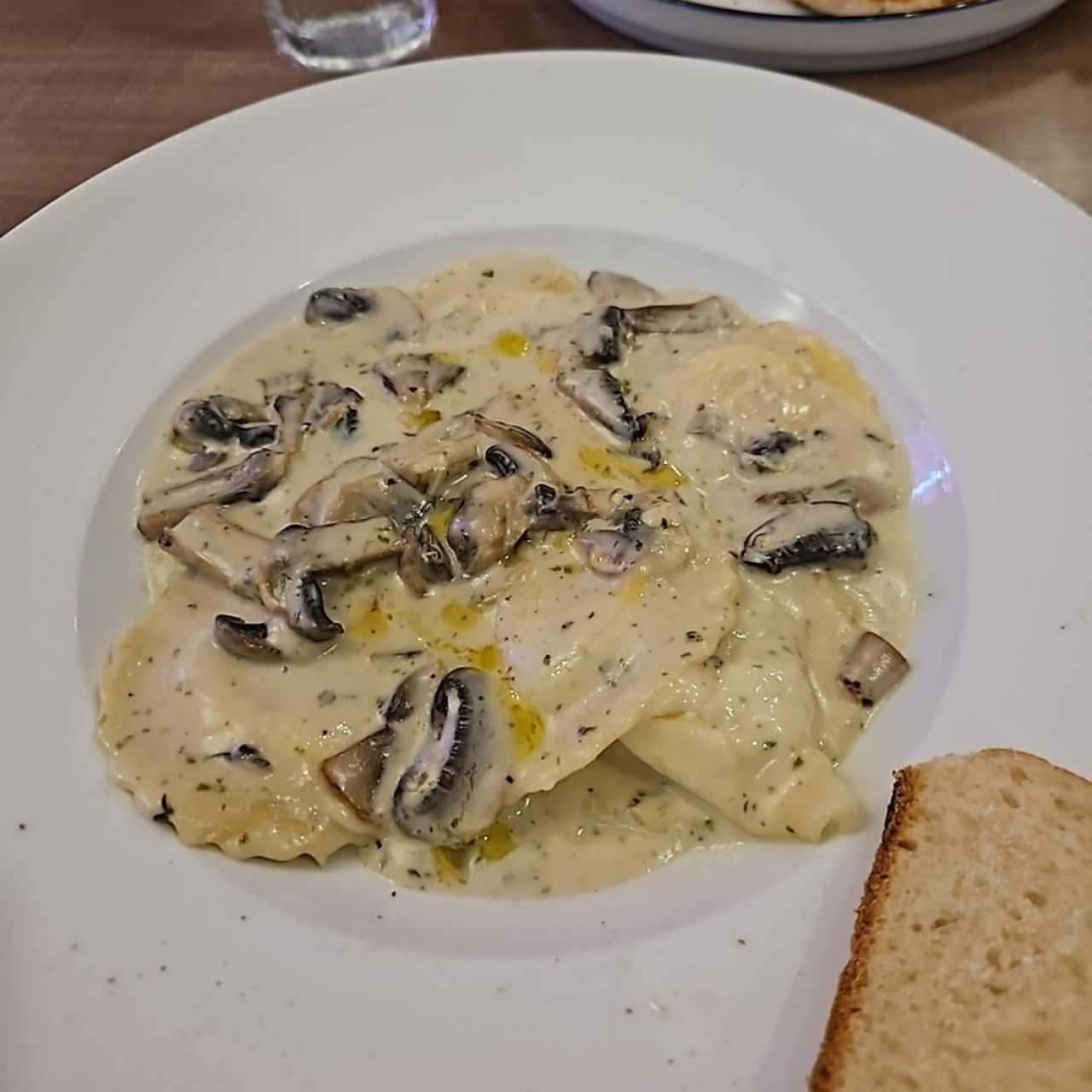 raviolli con hongos trufados