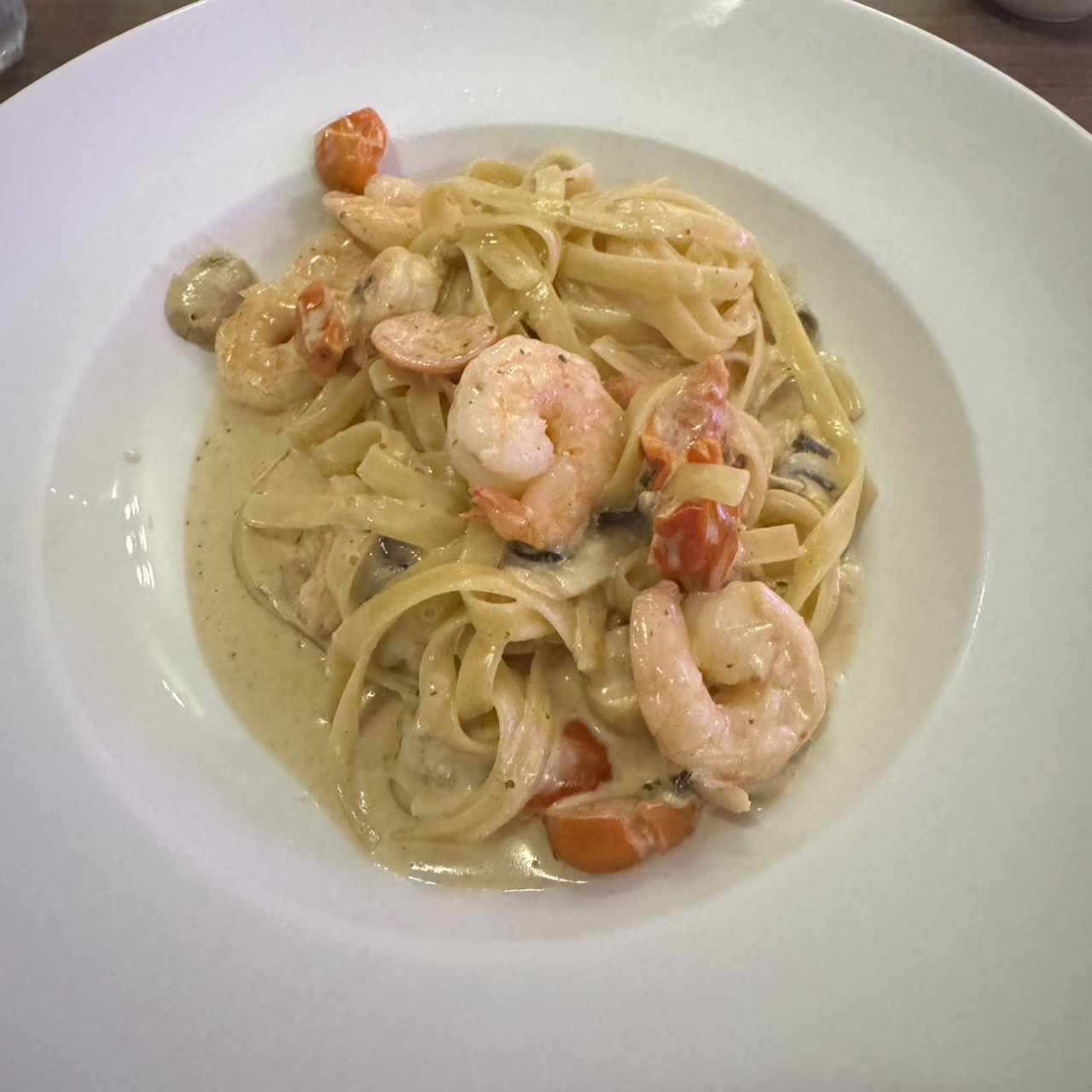 Fetuccini con camarones, hongos, tomate cherry y aceite de trufas.