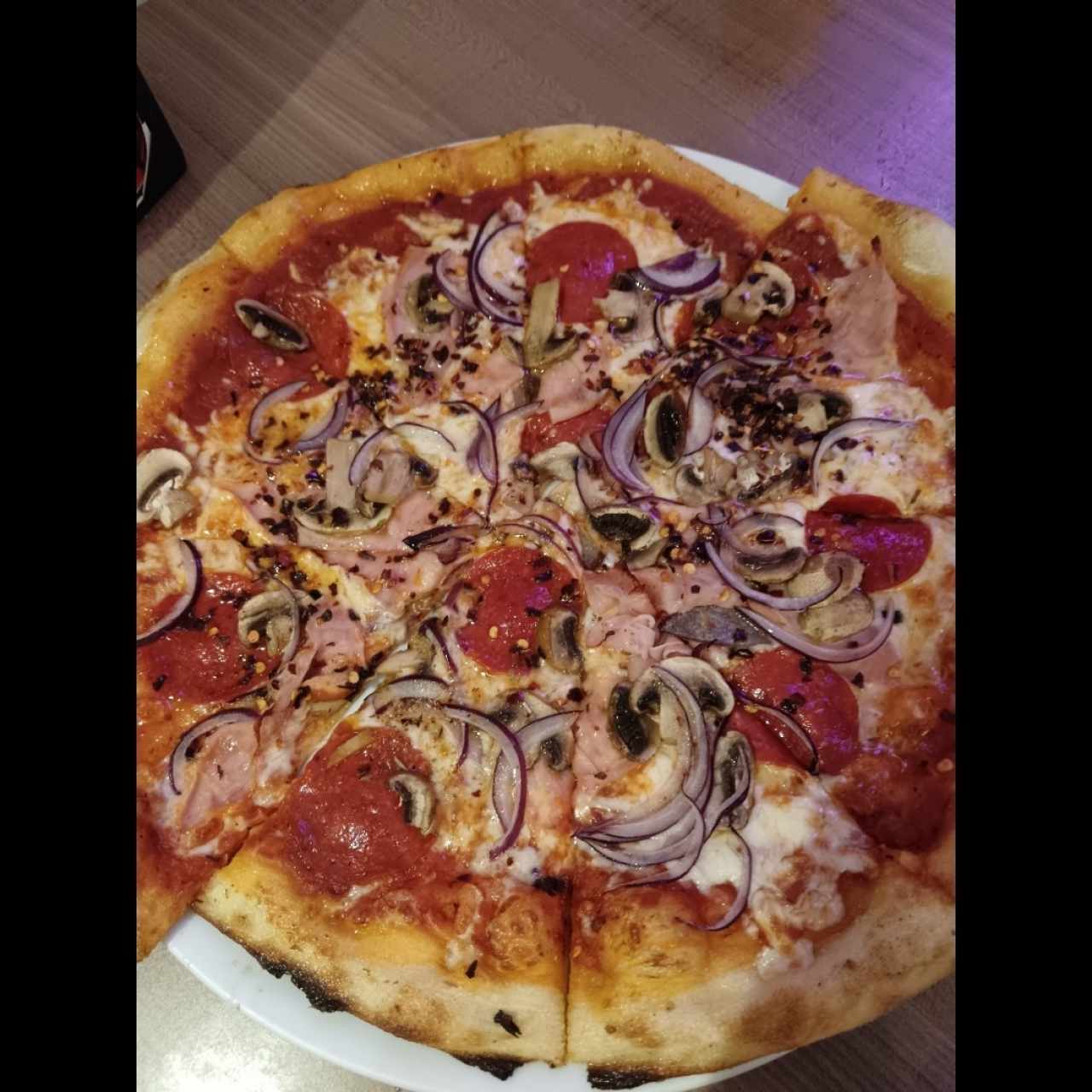Pizza con jamón serrano 