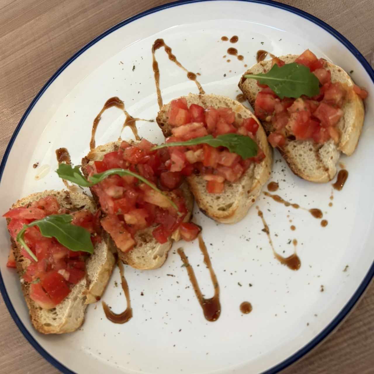 Bruschetta entomatada con vinagre balsámico