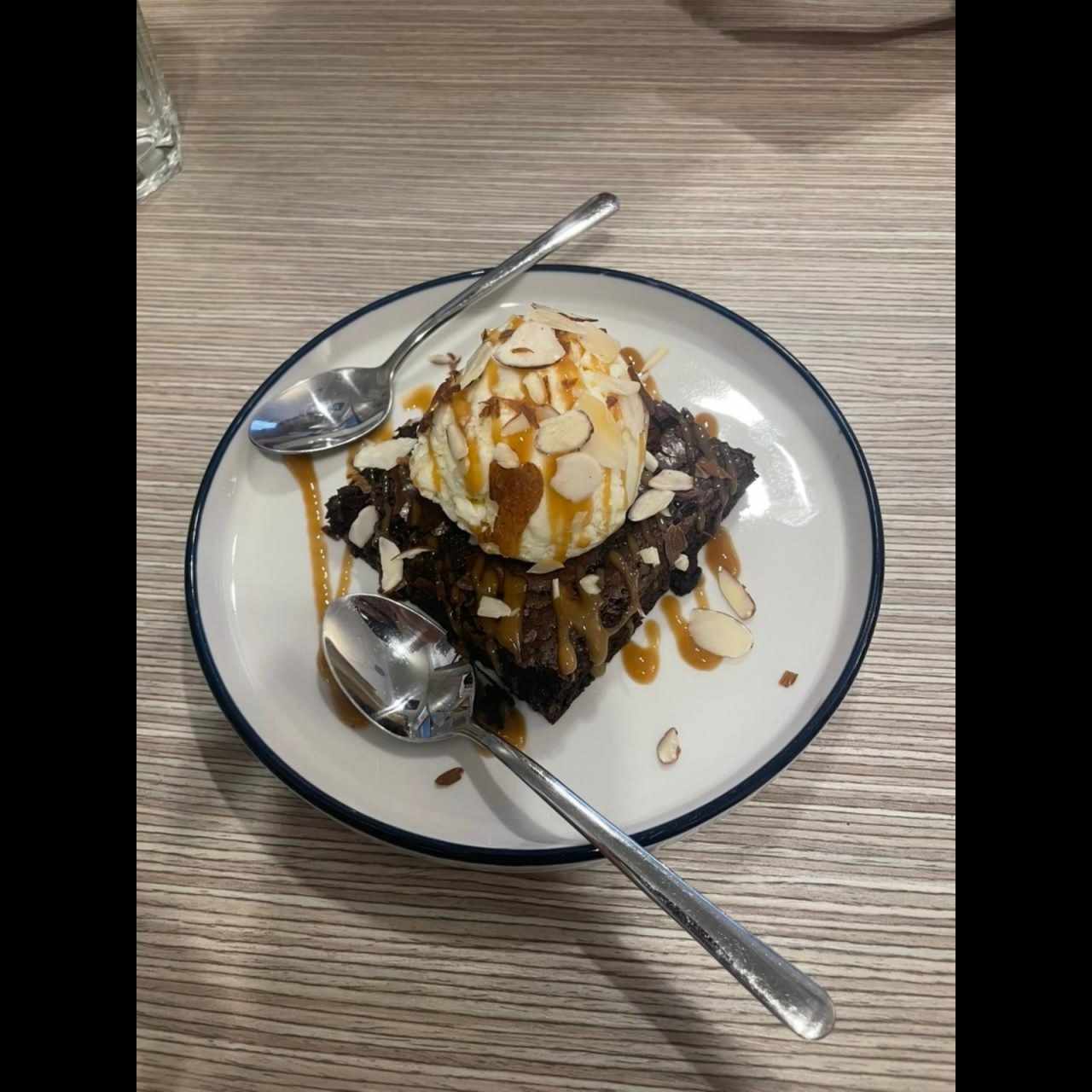 Brownie con helado