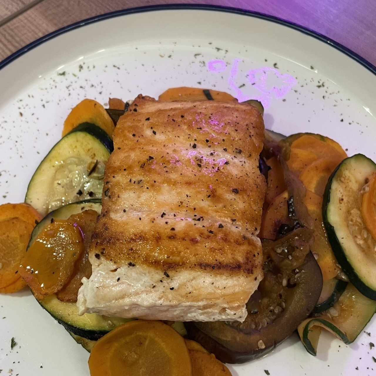 Salmón a la parrilla con vegetales 