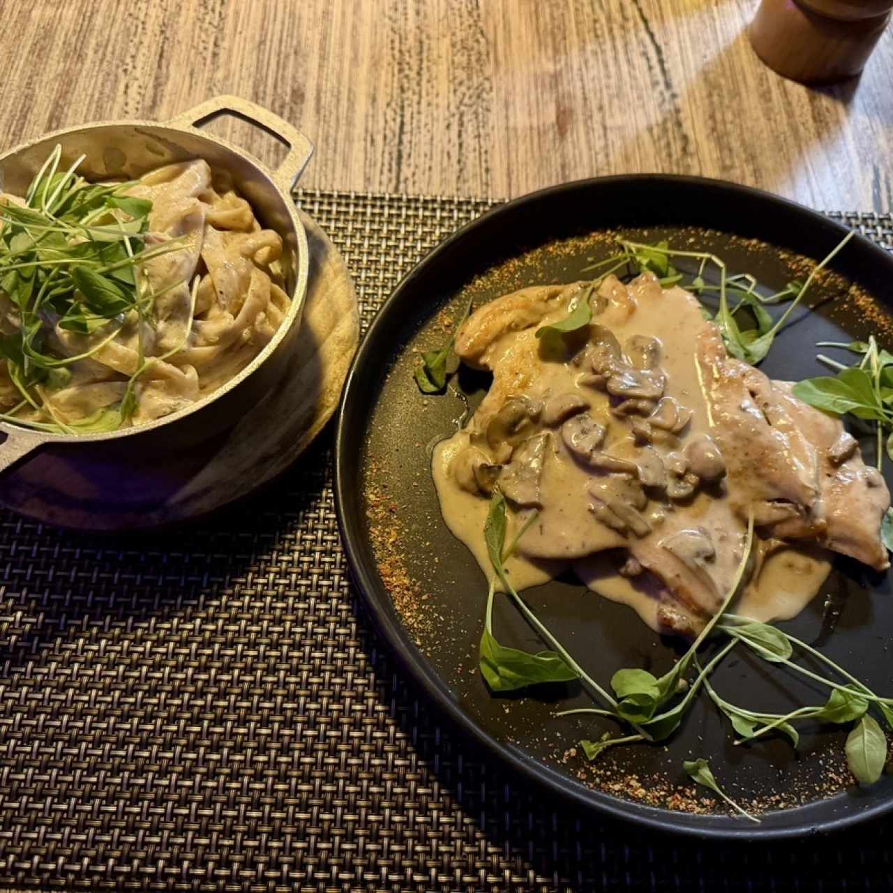 FETTUCCINE FUNGHI GAMBERI AL TARTUFO