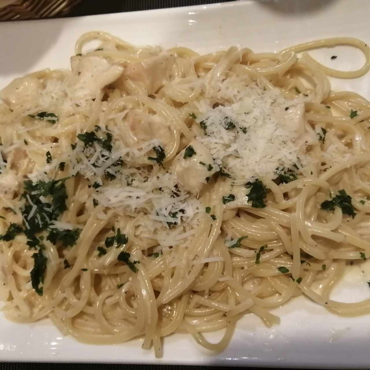 Spagetti de pollo y salsa blanca