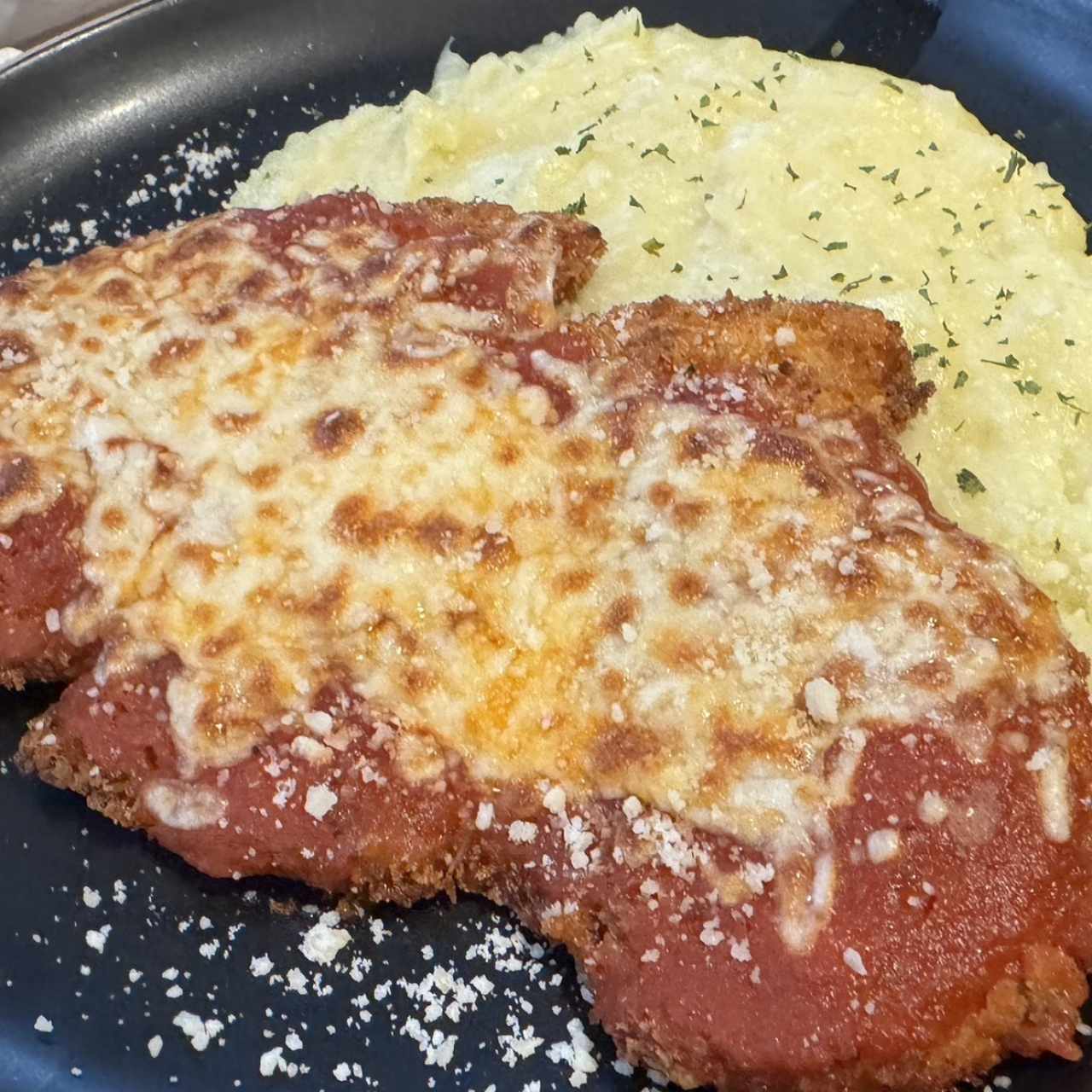 Milanesa de pollo con puré de papas