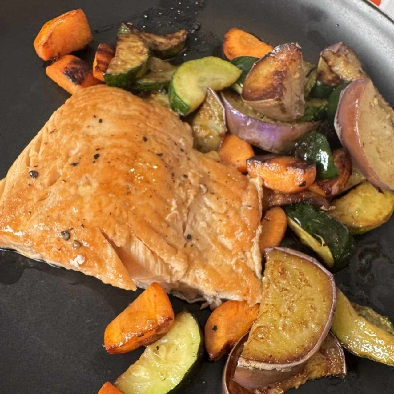 Salmon a la plancha con vegetales salteados