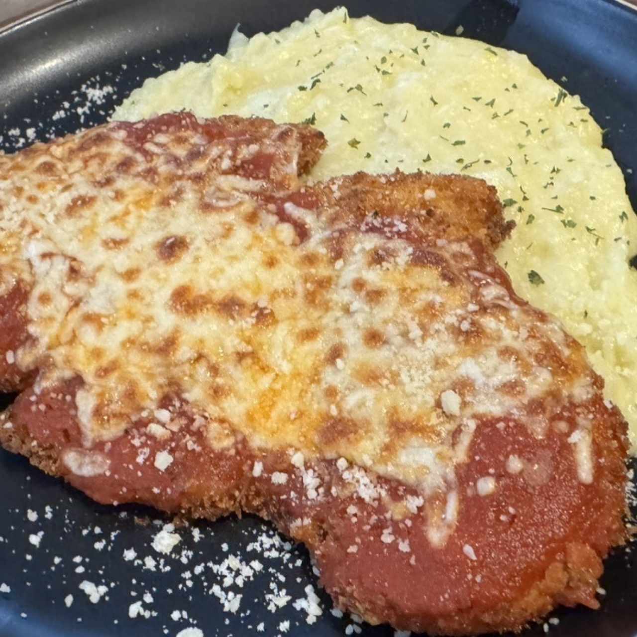 Pollo a la parmesana con puré de papas