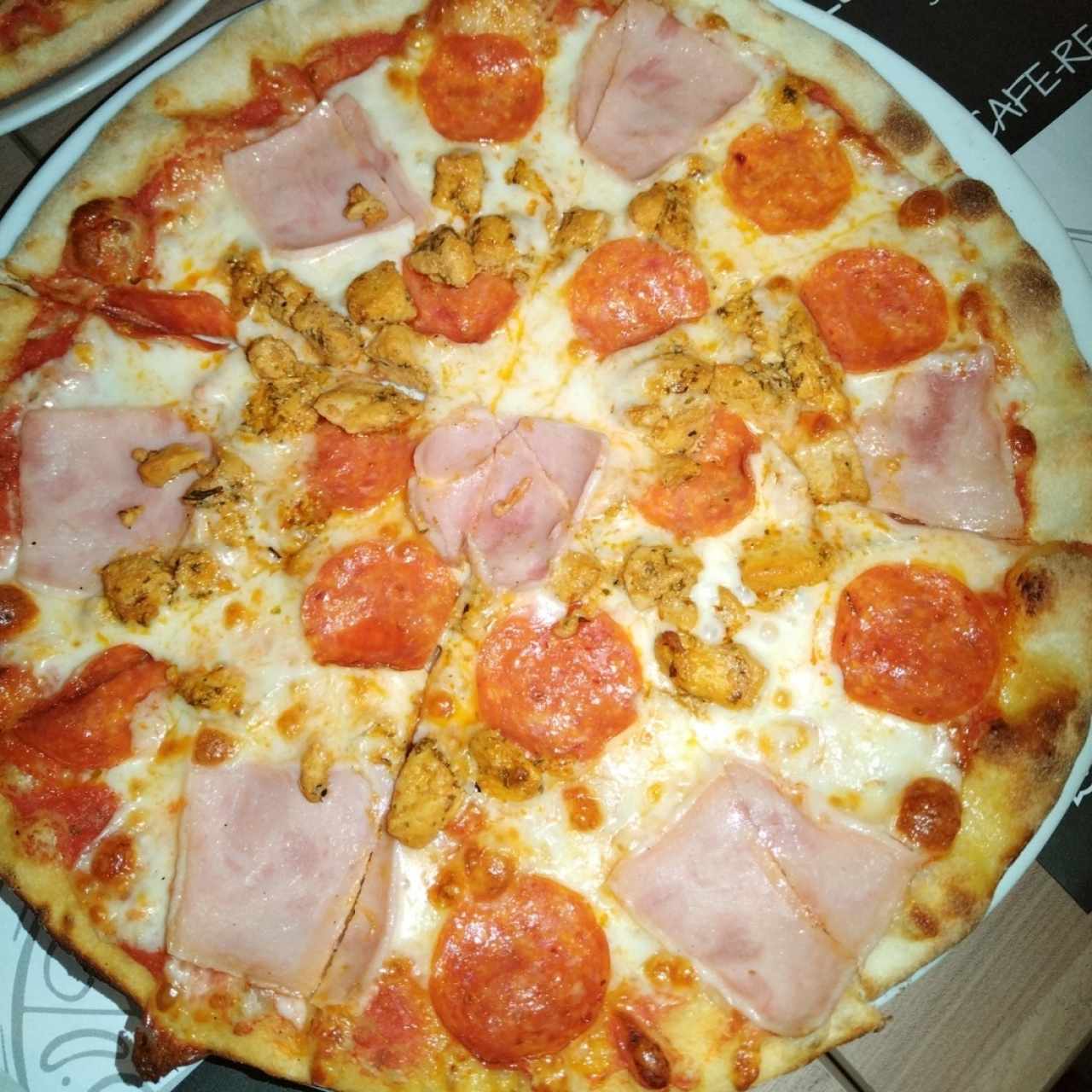 Pizza de pollo, jamón y peperoni 