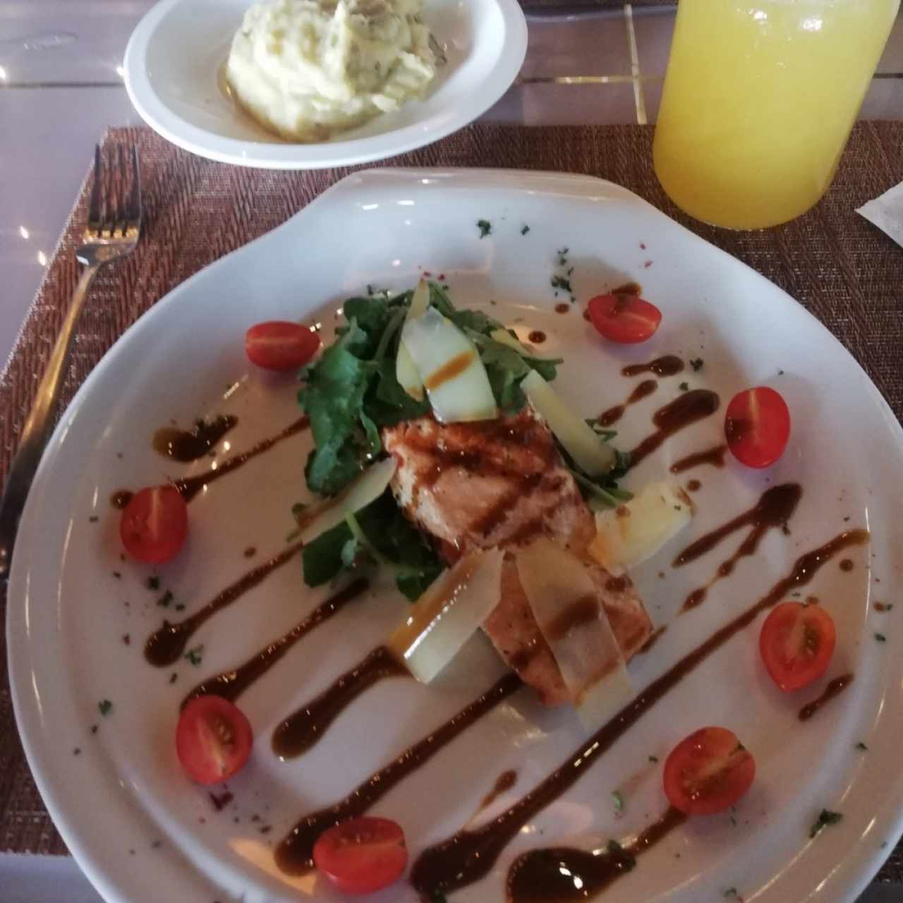 Salmón a la brasa con puré de papas