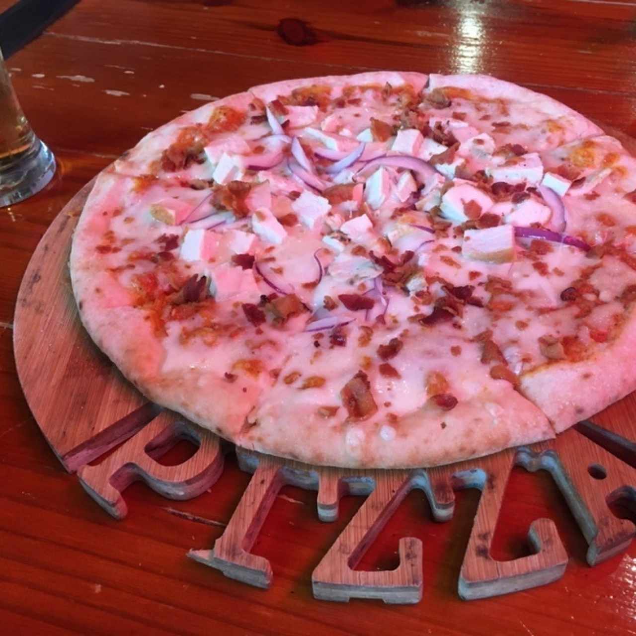 pizza con bacon y pollo y cebolla fresca 