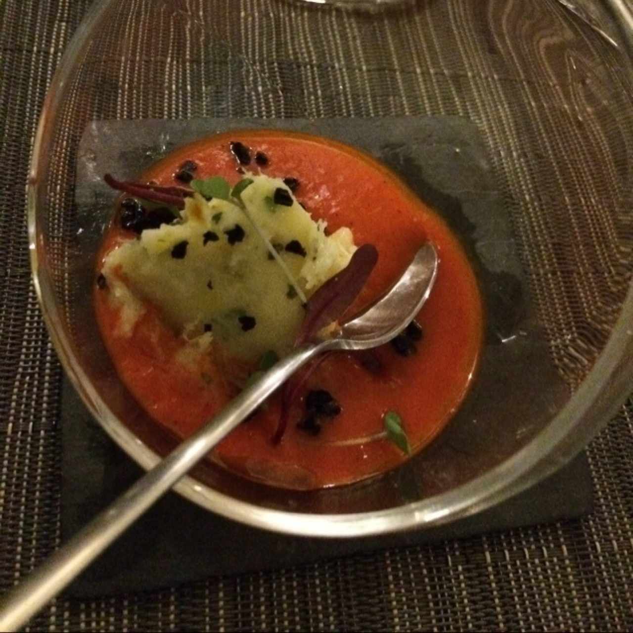 Brandada de bacalao, cremoso de pimientos de piquillo, crujiente de arroz negro y chicharrón de bacalao