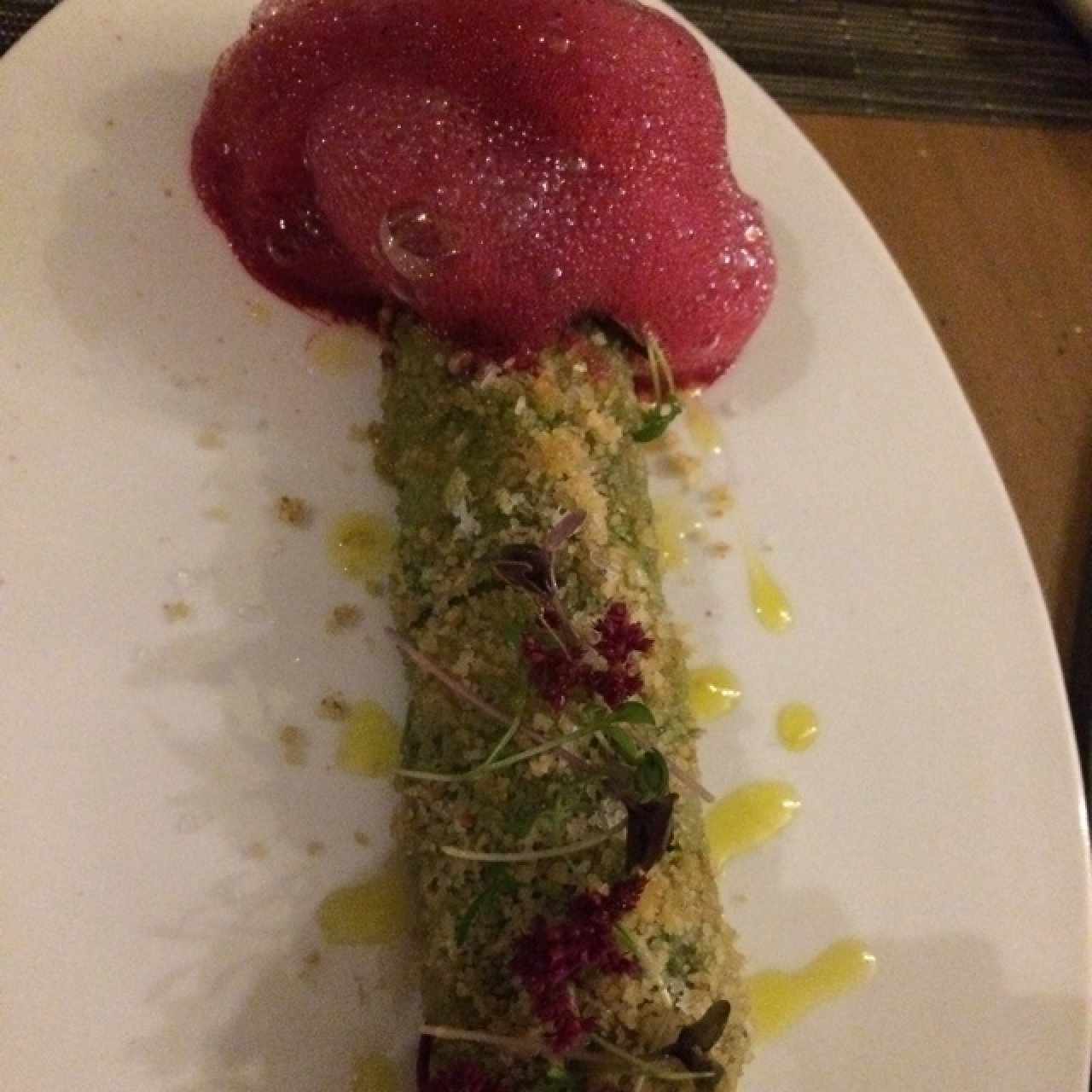 Canelón de aguacate relleno de cangrejo, pipas de calabaza y aire de remolacha